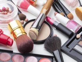 Mesa cheia de tipos e modelos de maquiagens e diferentes