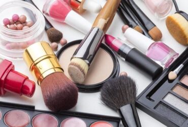 Mesa cheia de tipos e modelos de maquiagens e diferentes