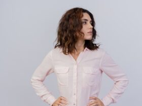 jovem mulher usando um look feminino mais minimalista