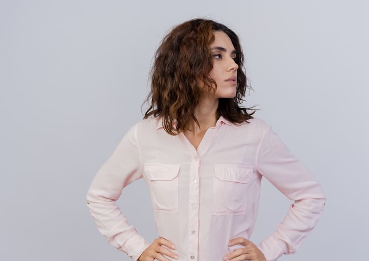 jovem mulher usando camisa de manga loga feminina na cor rosa claro