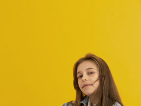 Menina de jenas usando tênis all star preto