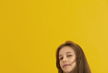 Menina de jenas usando tênis all star preto