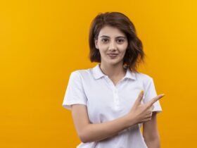 mulher branca usando um look feminino com camisa polo branca