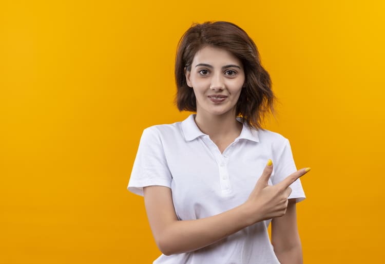 mulher branca usando um look feminino com camisa polo branca