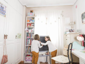Quarto infantil todo organizado e com duas crianças dentro