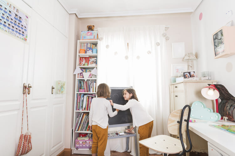 Quarto infantil todo organizado e com duas crianças dentro