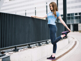 Mulher usando calça legging azul escuro e camiseta básica azul claro