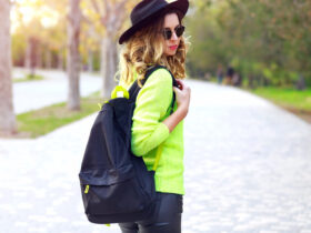 MUlher usando um look com mochila preta nas costa para o dia a dia de trabalho