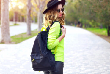 MUlher usando um look com mochila preta nas costa para o dia a dia de trabalho