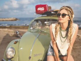 Mulher com look feminino para viagem
