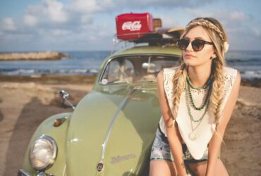 Mulher com look feminino para viagem