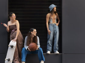 3 jovens meninas usando looks anos 2000 com destaque para as peças fabricadas em jeans