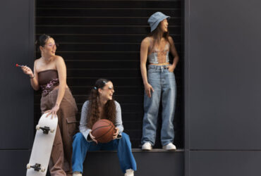 3 jovens meninas usando looks anos 2000 com destaque para as peças fabricadas em jeans