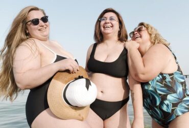 3 mulhers gordihas na prais usando biquinis plus size