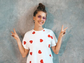 mocinha usando uma blusinha básica branca com detalhes no formato de corações vermelhos