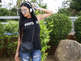 Mulher usando calça jeans e uma blusinha preta bem estilosa