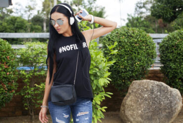 Mulher usando calça jeans e uma blusinha preta bem estilosa