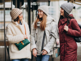 3 mulhers usando camadas diferetnes de roupas de inverno