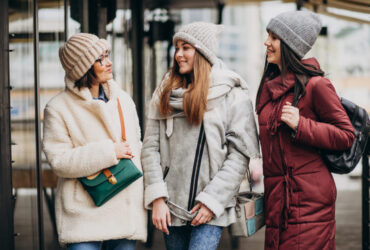 3 mulhers usando camadas diferetnes de roupas de inverno