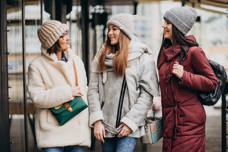 3 mulhers usando camadas diferetnes de roupas de inverno