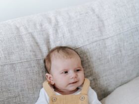 bebe usando roupina que acabou de ser retirada do guarda-roupa