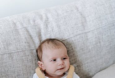 bebe usando roupina que acabou de ser retirada do guarda-roupa
