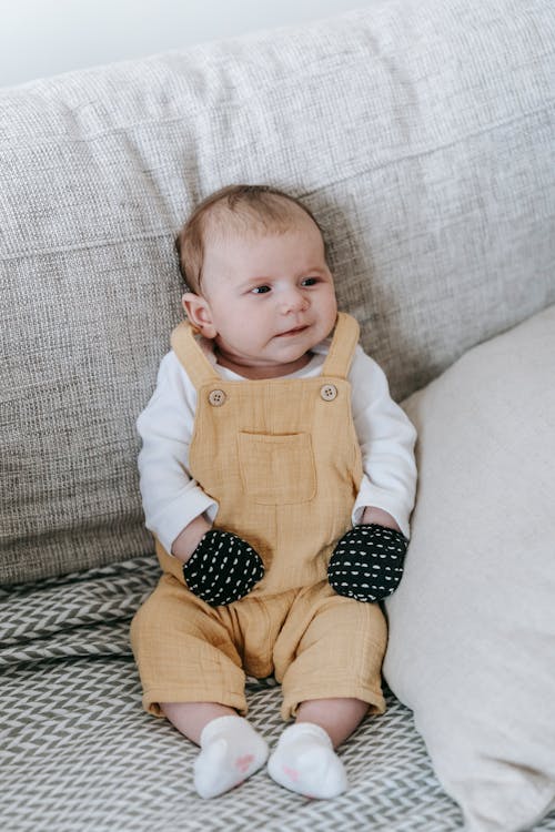 bebe usando roupina que acabou de ser retirada do guarda-roupa