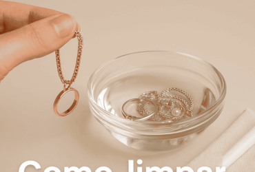 Exemplode semijoias sendo limpas numa solução