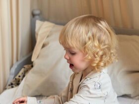 menina usando pijama temático para o inverno