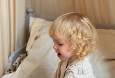 menina usando pijama temático para o inverno