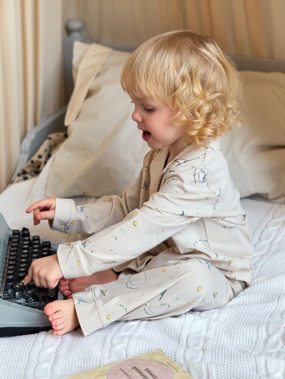 menina usando pijama temático para o inverno