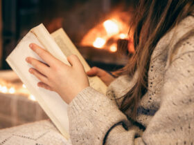 mulher usando roupas de inverno e lendo a biblia