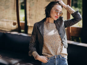 Mulher usando um look feminino estilo com peças estampas variadas