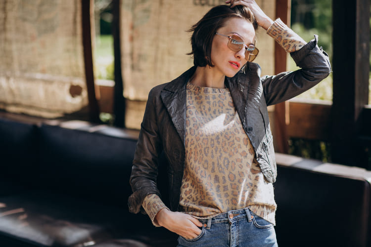 Mulher usando um look feminino estilo com peças estampas variadas