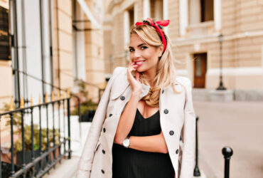 mulher com look caracteristico dos anos 50