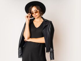 mulher usando um look preto feminino - look femiino completo