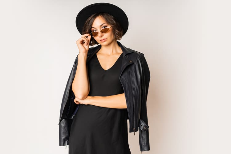 mulher usando um look preto feminino - look femiino completo