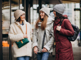 3 mulhers com looks femininos para dias mai frios