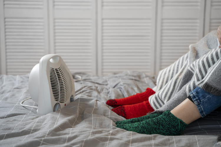 Quarto sendo ventilado para evitar mofo na roupa de cama