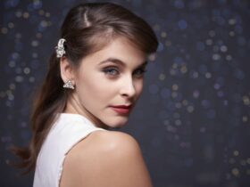 Mulher usando brincos prateados numa festa