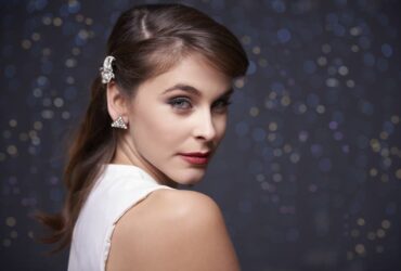 Mulher usando brincos prateados numa festa