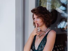 mulher usando um conjunto de semijoias contendo anéis, colar e par de brincos em prata