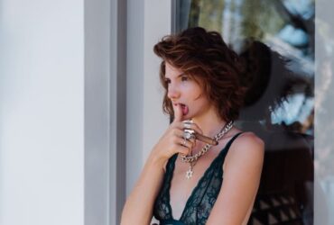 mulher usando um conjunto de semijoias contendo anéis, colar e par de brincos em prata