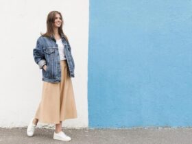 Mulher usando um look feminino para inverno com saia midi