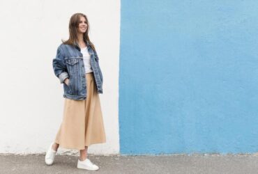 Mulher usando um look feminino para inverno com saia midi