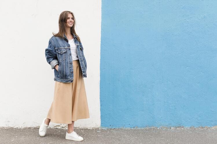 Mulher usando saia midi para compor look feminino para o inverno