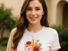 Mulher usando um look católico com camiseta