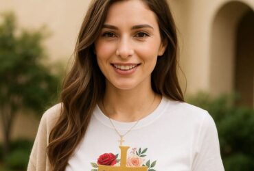 Mulher usando um look católico com camiseta