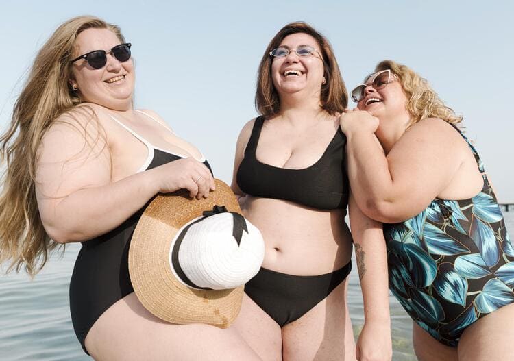 3 amigas na prais usando roupas de prais plus size