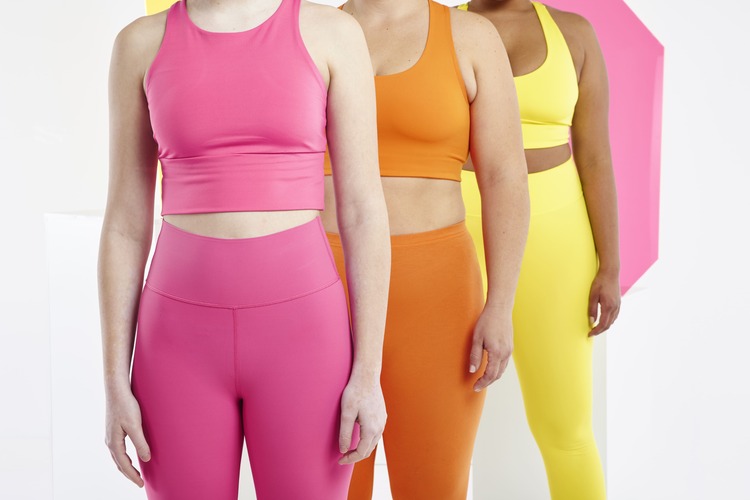 3 mulheres com roupas fitness com cores e tecidos diferentes